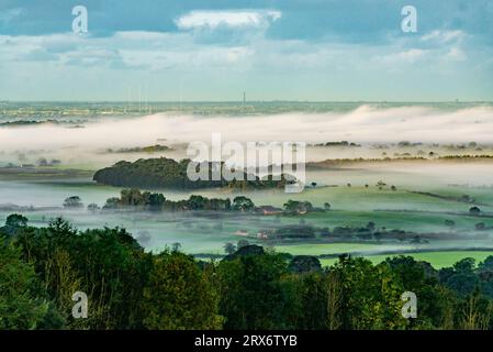 Preston, Lancashire, Royaume-Uni. 23 septembre 2023. Un matin brumeux dans la forêt de Bowland, Preston, Lancashire, Royaume-Uni regardant au-dessus de la Fylde vers Blackpool. Crédit : John Eveson/Alamy Live News Banque D'Images