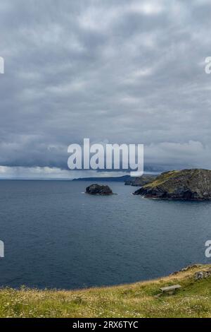 les sœurs regardant vers le sud de tintagel, boscastle, cornouailles , royaume-uni Banque D'Images