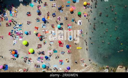 Photo datée du 25 juin montre une image de drone de plage animée à Cala Pi à Majorque dans les îles Baléares, Espagne. Banque D'Images