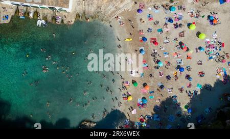 Photo datée du 25 juin montre une image de drone de plage animée à Cala Pi à Majorque dans les îles Baléares, Espagne. Banque D'Images