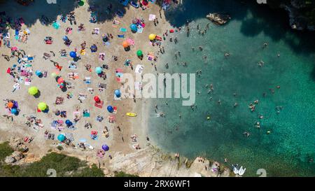 Photo datée du 25 juin montre une image de drone de plage animée à Cala Pi à Majorque dans les îles Baléares, Espagne. Banque D'Images