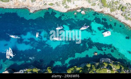 Photo datée du 25 juin montre une image de drone de plage animée à Cala Pi à Majorque dans les îles Baléares, Espagne. Banque D'Images