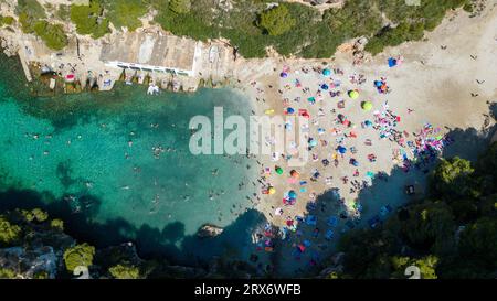 Photo datée du 25 juin montre une image de drone de plage animée à Cala Pi à Majorque dans les îles Baléares, Espagne. Banque D'Images