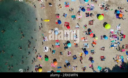 Photo datée du 25 juin montre une image de drone de plage animée à Cala Pi à Majorque dans les îles Baléares, Espagne. Banque D'Images