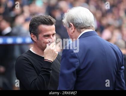 Londres, Royaume-Uni. 23 septembre 2023. Marco Silva, Manager de Fulham, parle à Roy Hodgson, Manager de Crystal Palace lors du match de Premier League à Selhurst Park, Londres. Le crédit photo devrait se lire : David Klein/Sportimage crédit : Sportimage Ltd/Alamy Live News Banque D'Images