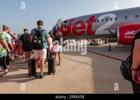 Photo de stock datée du 16 septembre 2023 montre des passagers embarquant dans un avion Jet2 à l'aéroport de Palma de Mallorca sur les îles Baléares, Espagne. Banque D'Images