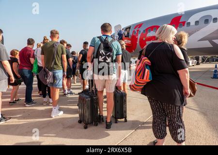 Photo de stock datée du 16 septembre 2023 montre des passagers embarquant dans un avion Jet2 à l'aéroport de Palma de Mallorca sur les îles Baléares, Espagne. Banque D'Images