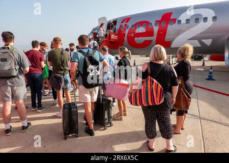 Photo de stock datée du 16 septembre 2023 montre des passagers embarquant dans un avion Jet2 à l'aéroport de Palma de Mallorca sur les îles Baléares, Espagne. Banque D'Images