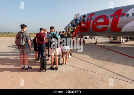 Photo de stock datée du 16 septembre 2023 montre des passagers embarquant dans un avion Jet2 à l'aéroport de Palma de Mallorca sur les îles Baléares, Espagne. Banque D'Images