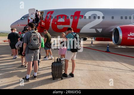 Photo de stock datée du 16 septembre 2023 montre des passagers embarquant dans un avion Jet2 à l'aéroport de Palma de Mallorca sur les îles Baléares, Espagne. Banque D'Images