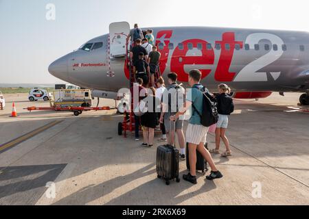 Photo de stock datée du 16 septembre 2023 montre des passagers embarquant dans un avion Jet2 à l'aéroport de Palma de Mallorca sur les îles Baléares, Espagne. Banque D'Images