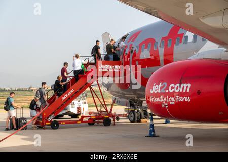 Photo de stock datée du 16 septembre 2023 montre des passagers embarquant dans un avion Jet2 à l'aéroport de Palma de Mallorca sur les îles Baléares, Espagne. Banque D'Images