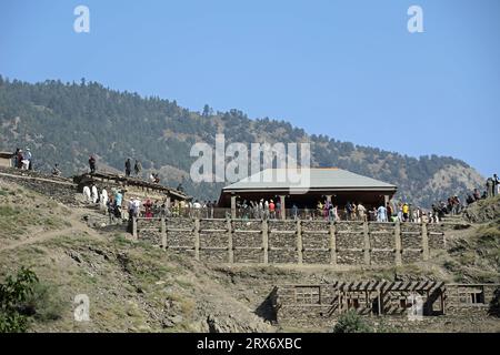 Les Kalash célèbrent la fête d'été d'Uchal sur un haut plateau au-dessus du village Banque D'Images