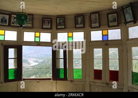 Fenêtre du fort Baltit et vue sur la vallée de Hunza Banque D'Images