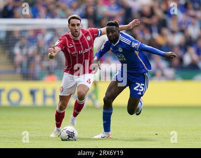 Wilfred Ndidi de Leicester City (à gauche) et Matty James de Bristol City se battent pour le ballon lors du Sky Bet Championship Match au King Power Stadium de Leicester. Date de la photo : Samedi 23 septembre 2023. Banque D'Images