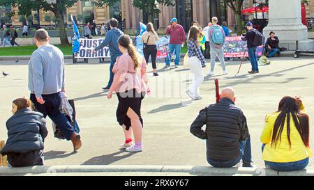 Glasgow, Écosse, Royaume-Uni. 23 septembre 2023. La manifestation Justice for Rhys à George Square était centrée sur le meurtre non élucidé et l'enquête policière avec justice pour enfants. Crédit Gerard Ferry/Alamy Live News Banque D'Images