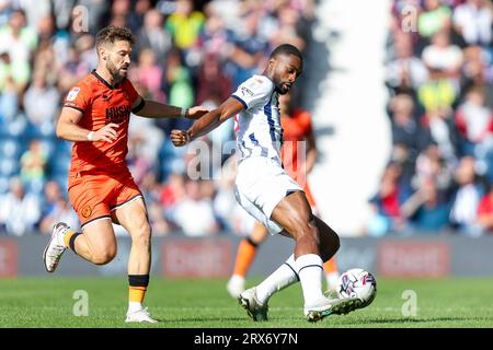 West Bromwich, Royaume-Uni. 23 septembre 2023. Semi Ajayi de West Bromwich Albion sur le ballon alors qu'il tente de tourner son homme lors du match EFL Sky Bet Championship match entre West Bromwich Albion et Millwall aux Hawthorns, West Bromwich, Angleterre le 23 septembre 2023. Photo de Stuart Leggett. Usage éditorial uniquement, licence requise pour un usage commercial. Aucune utilisation dans les Paris, les jeux ou les publications d'un seul club/ligue/joueur. Crédit : UK Sports pics Ltd/Alamy Live News Banque D'Images