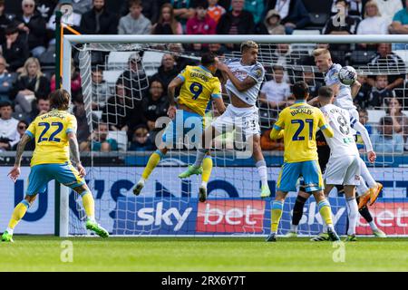 Swansea.com Stadium, Swansea, Royaume-Uni. 23 septembre 2023. EFL Championship football, Swansea City contre Sheffield Wednesday ; le défenseur de Swansea City, Nathan Wood, quitte l'attaquant de Sheffield Wednesday Lee Gregory. Crédit : action plus Sports/Alamy Live News Banque D'Images