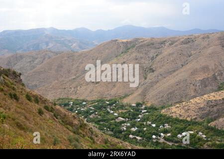 Vue sur le village de Yeghegis. Province de Vayots Dzor. Arménie Banque D'Images