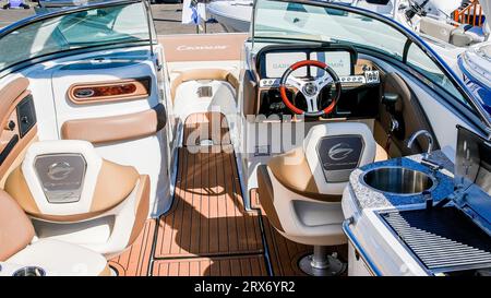 NORWALK, CT États-Unis - 21 SEPTEMBRE 2023 : intérieur du bateau Crownline E285 XS exposé au salon nautique de Norwalk Banque D'Images