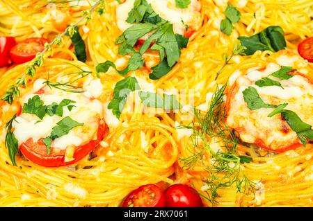Les spaghettis sont cuits avec des boulettes de viande et du fromage Banque D'Images
