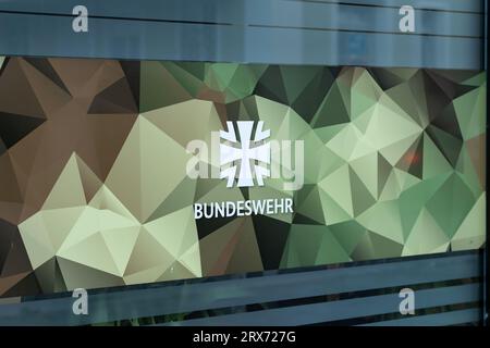 Logo Bundeswehr (forces armées allemandes) sur l'extérieur du bâtiment. Bureau de carrière de l'armée allemande dans une ville bavaroise. Travailler pour le gouvernement. Banque D'Images