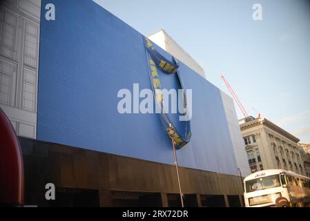 Le nouveau magasin IKEA Oxford Street ouvrira ses portes à l'automne 2024. Il verra maintenant une verion géante de 128 pieds x 62 pieds du sac de transport bleu emblématique Frakta d'IKEA. Banque D'Images