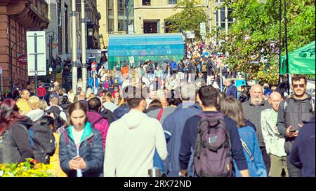 Glasgow, Écosse, Royaume-Uni. 23 septembre 2023. Météo au Royaume-Uni : la journée sèche a vu les habitants ensoleillés et les touristes profiter du shopping parmi les foules la fin de l'été dans le mile de style de scotland buchanan Street. Crédit Gerard Ferry/Alamy Live News Banque D'Images