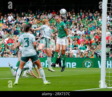 Aviva Stadium, Dublin, Irlande. 23 septembre 2023. Nations League football international féminin, République d'Irlande contre Irlande du Nord ; Caitlin Hayes d'Irlande en tête du ballon crédit : action plus Sports/Alamy Live News Banque D'Images