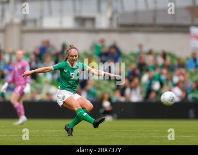 Aviva Stadium, Dublin, Irlande. 23 septembre 2023. Nations League football international féminin, République d'Irlande contre Irlande du Nord ; Caitlin Hayes d'Irlande passe le ballon crédit : action plus Sports/Alamy Live News Banque D'Images