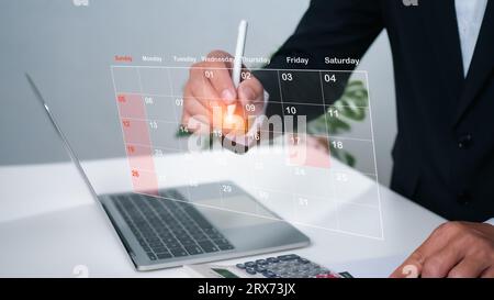Homme d'affaires marquant les dates sur le calendrier virtuel, gérer son horaire d'affaires, définir des rappels pour les rendez-vous importants, collage créatif pour le plan Banque D'Images