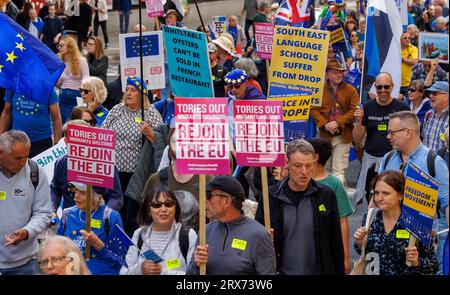 Londres, Royaume-Uni. 23 septembre 2023. Des milliers de partisans de Remain se rassemblent à Park Lane et marchent vers Parliament Square. Guy Verhofstadt et Gina Miller sont les conférenciers. Ils demandent que la Grande-Bretagne rejoigne l'UE car ils pensent que la Grande-Bretagne est bien pire en dehors de l'Union européenne. Ils ne soutiennent pas le gouvernement et souhaitent un nouveau vote sur l'adhésion à l'UE. Crédit : Karl Black/Alamy Live News Banque D'Images