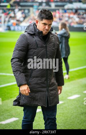 Swansea.com Stadium, Swansea, Royaume-Uni. 23 septembre 2023. EFL Championship football, Swansea City contre Sheffield Wednesday ; le Manager de Sheffield Wednesday, Xisco Munoz, semble pensif avant le coup d'envoi. Crédit : action plus Sports/Alamy Live News Banque D'Images