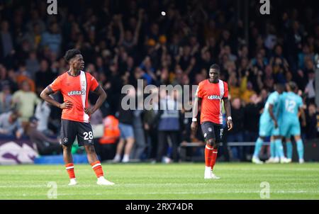 Albert-Mboyo Sambi Lokonga, de Luton Town, semble abattu après que Pedro Neto, de Wolverhampton Wanderers, ait marqué le premier but de son équipe lors du match de Premier League à Kenilworth Road, Luton. Date de la photo : Samedi 23 septembre 2023. Banque D'Images