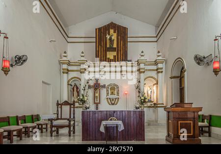 San Jose del Cabo Centro, Mexique - 16 juillet 2023 : choeur de l'église missionnaire avec autel, fleurs et statues. Bureau de conférence et chaises Banque D'Images