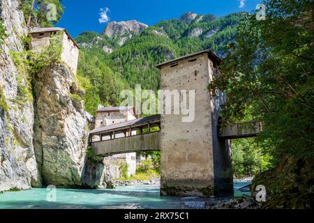 Forteresse de Altfinstermünz au haut de la rivière Inn entre l'Autriche et la Suisse Banque D'Images