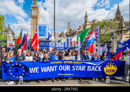 Londres, Royaume-Uni. 23 septembre 2023. Gina Miller jons les orateurs avec la bannière principale au Parlement - National Rejoin March II, encourageant les gens à se réunir pour exprimer leur soutien à la réintégration du Royaume-Uni dans l'Union européenne. Une première marche a eu lieu en octobre 2022. Crédit : Guy Bell/Alamy Live News Banque D'Images