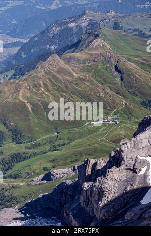 kleine scheidegg et le lauberhorn suisse vus de jungfraujoch par une journée ensoleillée d'été Banque D'Images