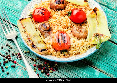 Tomate grillée, poivron et champignon grillé avec riz pour garniture sur table en bois Banque D'Images