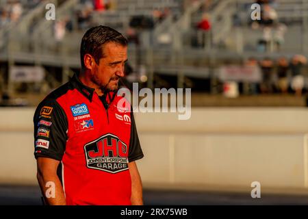 Concord, Caroline du Nord, États-Unis. 22 septembre 2023. Les membres de l'équipage de Matt Hagan et Tony Stewart Racing travaillent sur leur voiture avant une course pendant la NHRA Series pour les Betway Carolina Nationals à Concord, Caroline du Nord, États-Unis. (Image de crédit : © Walter G Arce SR Grindstone Medi/ASP) USAGE ÉDITORIAL SEULEMENT! Non destiné à UN USAGE commercial ! Banque D'Images