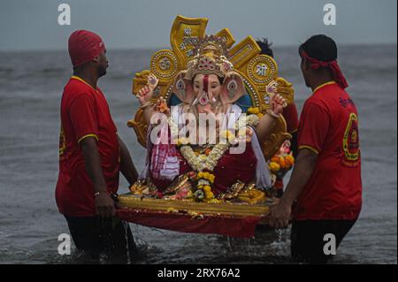 Mumbai, Maharashtra, Inde. 23 septembre 2023. Les gens transportent une idole du dieu hindou Ganesh à tête d'éléphant dans la mer d'Arabie pour son immersion pendant le festival Ganesh de dix jours à Mumbai, en Inde, le 23 septembre 2023. (Image de crédit : © Kabir Jhangiani/ZUMA Press Wire) USAGE ÉDITORIAL SEULEMENT! Non destiné à UN USAGE commercial ! Crédit : ZUMA Press, Inc./Alamy Live News Banque D'Images