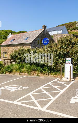 Points de recharge pour véhicules électriques dans le parking de la plage de Nolton Haven, dans le parc national de la côte du Pembrokeshire, dans l'ouest du pays de Galles, Royaume-Uni Banque D'Images