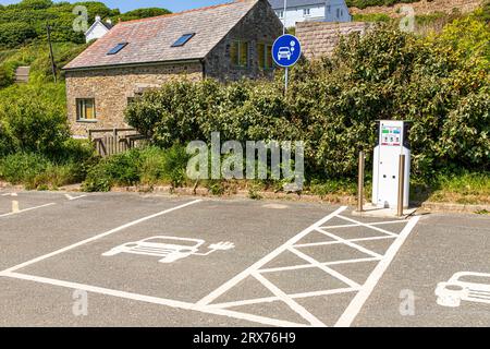 Points de recharge pour véhicules électriques dans le parking de la plage de Nolton Haven, dans le parc national de la côte du Pembrokeshire, dans l'ouest du pays de Galles, Royaume-Uni Banque D'Images