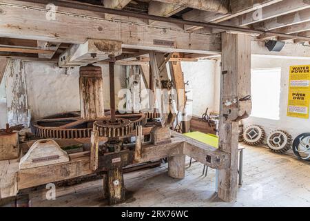 L'intérieur de Carew Tidal Mill (alias French Mill) un moulin à maïs datant de 1801 sur l'étang du moulin sur la rivière Carew à Carew, Pembrokeshire, pays de Galles Royaume-Uni Banque D'Images