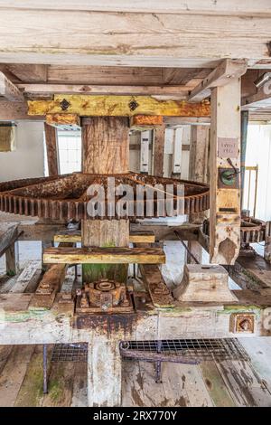 L'intérieur de Carew Tidal Mill (alias French Mill) un moulin à maïs datant de 1801 sur l'étang du moulin sur la rivière Carew à Carew, Pembrokeshire, pays de Galles Royaume-Uni Banque D'Images