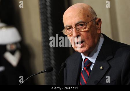 Rome, Italie. 14 novembre 2011. Photo - le président italien Giorgio Napolitano s'adresse à la presse après la nomination du nouveau Premier ministre Mario Monti au Quirinale, le palais présidentiel, à Rome, Italie, le 13 novembre 2011 . - Giorgio Napolitano, ancien communiste et président italien de 2006 à 2015, est mort à Rome. Photo de Eric Vandeville/ABACAPRESS.COM crédit : Abaca Press/Alamy Live News Banque D'Images