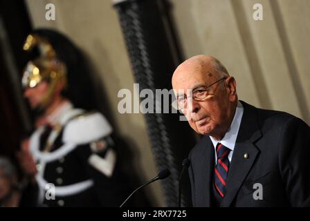 Rome, Italie. 14 novembre 2011. Photo - le président italien Giorgio Napolitano s'adresse à la presse après la nomination du nouveau Premier ministre Mario Monti au Quirinale, le palais présidentiel, à Rome, Italie, le 13 novembre 2011 . - Giorgio Napolitano, ancien communiste et président italien de 2006 à 2015, est mort à Rome. Photo de Eric Vandeville/ABACAPRESS.COM crédit : Abaca Press/Alamy Live News Banque D'Images