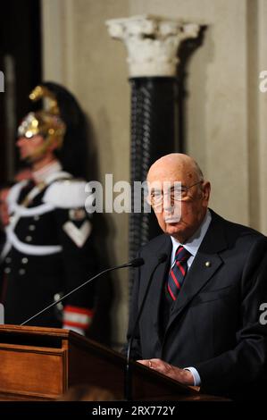 Rome, Italie. 14 novembre 2011. Photo - le président italien Giorgio Napolitano s'adresse à la presse après la nomination du nouveau Premier ministre Mario Monti au Quirinale, le palais présidentiel, à Rome, Italie, le 13 novembre 2011 . - Giorgio Napolitano, ancien communiste et président italien de 2006 à 2015, est mort à Rome. Photo de Eric Vandeville/ABACAPRESS.COM crédit : Abaca Press/Alamy Live News Banque D'Images