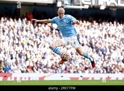 Erling Haaland de Manchester City tente un tir au but qui va large pendant le match de Premier League à l'Etihad Stadium, Manchester. Date de la photo : Samedi 23 septembre 2023. Banque D'Images