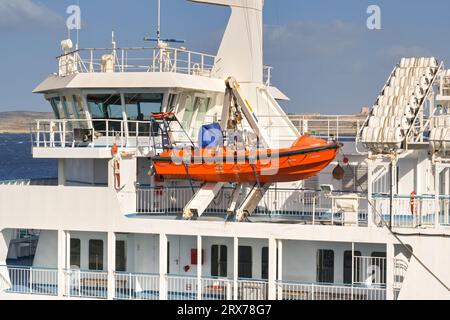 Gozo, Malte - 5 août 2023 : hors-bord de sauvetage rapide stocké sur le pont supérieur d'un car-ferry pour une utilisation en cas d'urgence. Banque D'Images